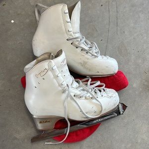 EDEA Overture white size 235 C with Gold Seal blades (USED)